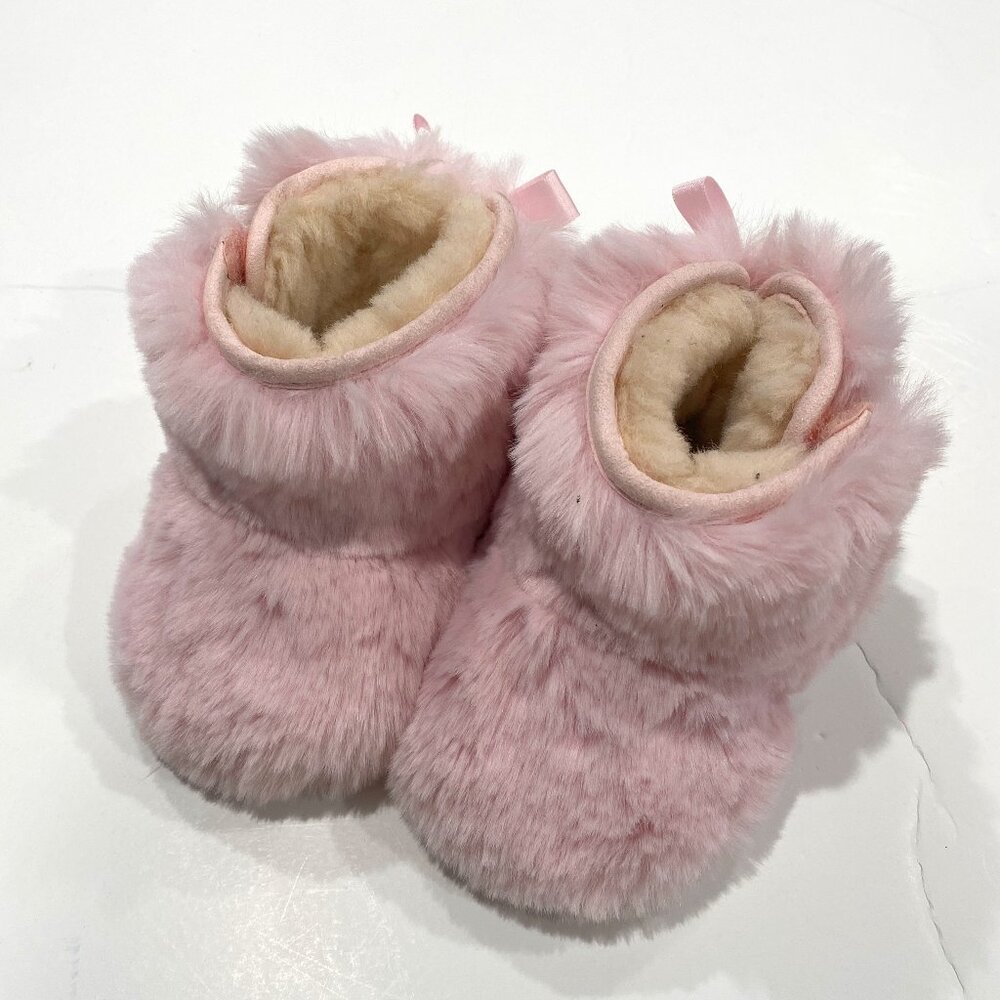 UGG baby girl, light pink Baby Ugg Jesse Bow II fluff booties, size 02/03.